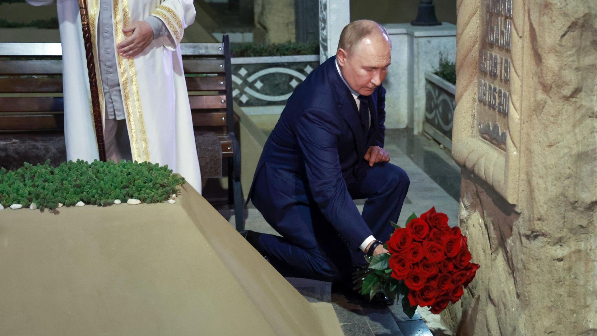 Президент РФ Владимир Путин возлагает цветы к могиле первого президента Чечни, Героя России Ахмата-Хаджи Кадырова в селе Ахмат-юрт в Чеченской Республике. 20 августа 2024 Президент РФ Владимир Путин возлагает цветы к могиле первого президента Чечни, Героя России Ахмата-Хаджи Кадырова в селе Ахмат-юрт в Чеченской Республике. 20 августа 2024 - РИА Новости, 1920, 20.08.2024