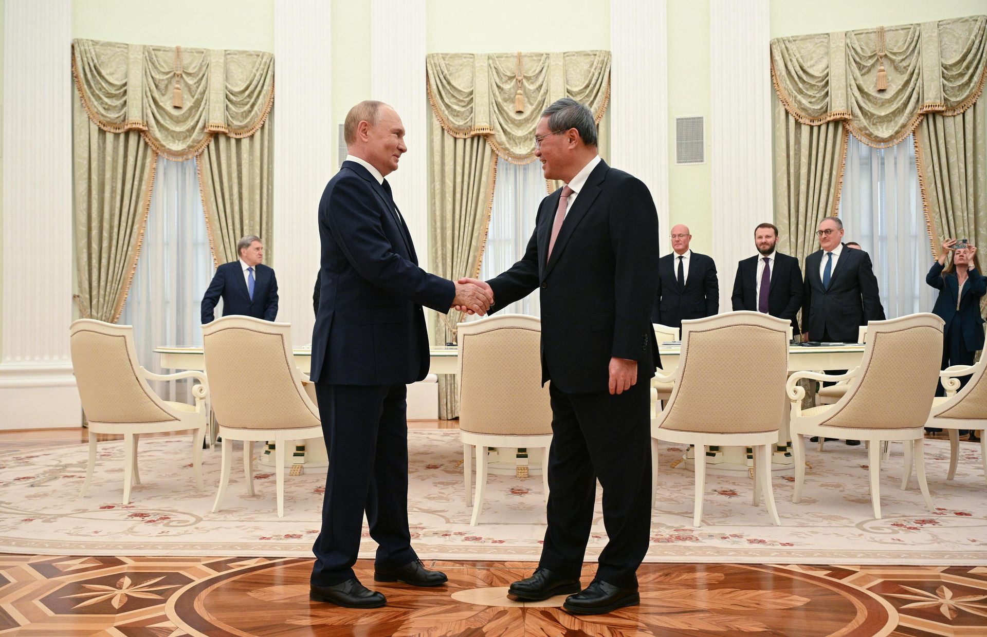 Президент РФ Владимир Путин и премьер Государственного совета Китая Ли Цян во время встречи Президент РФ Владимир Путин и премьер Государственного совета Китая Ли Цян во время встречи - РИА Новости, 1920, 29.08.2025
