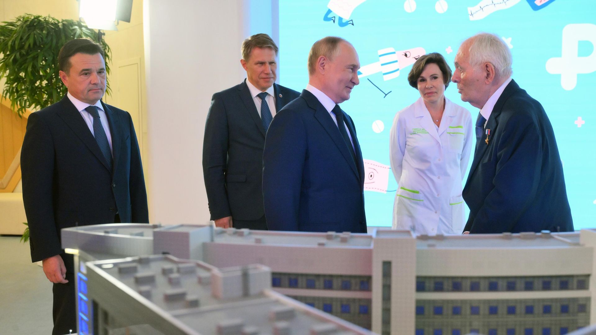 Владимир Путин и президент Национальной медицинской палаты Леонид Рошаль в новом Детском клиническом центре им. Леонида Рошаля в Красногорске Владимир Путин и президент Национальной медицинской палаты Леонид Рошаль в новом Детском клиническом центре им. Леонида Рошаля в Красногорске - РИА Новости, 1920, 21.08.2024