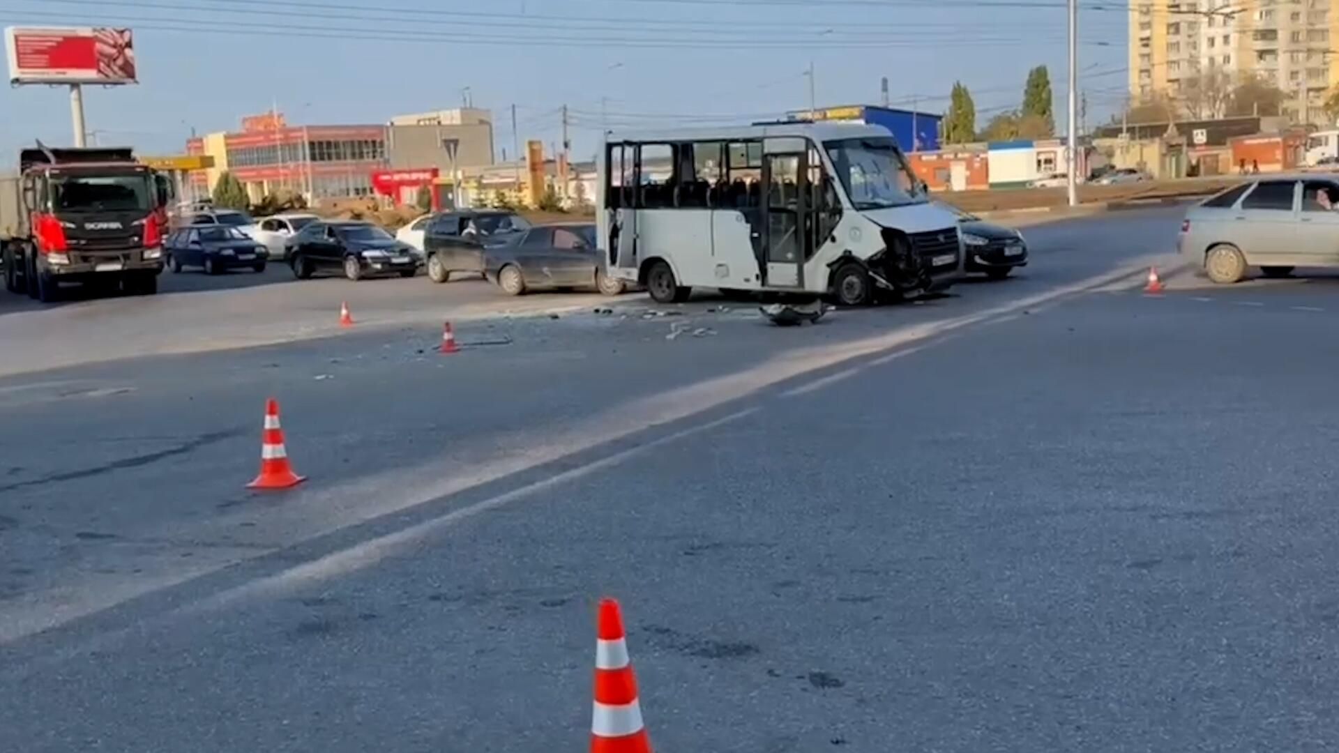 Видео с места ДТП с участием маршрутки в Саратове Видео с места ДТП с участием маршрутки в Саратове - РИА Новости, 1920, 21.08.2024