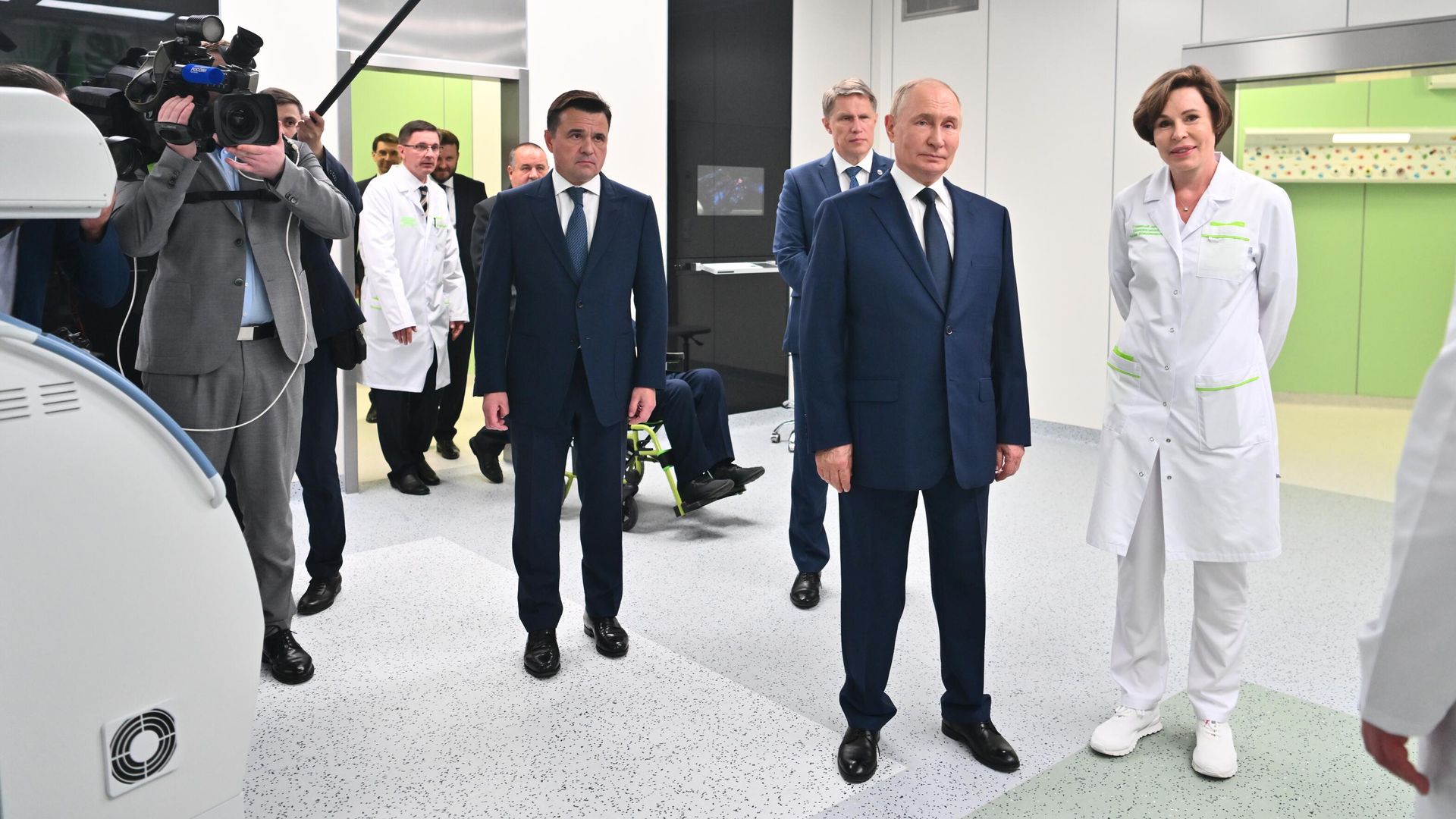 Президент РФ Владимир Путин в новом Детском клиническом центре им. Леонида Рошаля в Красногорске Президент РФ Владимир Путин в новом Детском клиническом центре им. Леонида Рошаля в Красногорске - РИА Новости, 1920, 21.08.2024