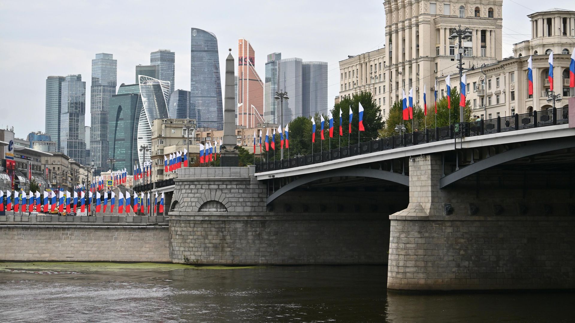 Украшение Москвы ко Дню флага России Украшение Москвы ко Дню флага России - РИА Новости, 1920, 21.08.2025