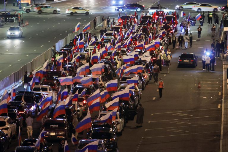Участники патриотического автопробега по Садовому кольцу в честь Дня Государственного флага России перед началом пробега на проспекте Академика Сахарова Участники патриотического автопробега по Садовому кольцу в честь Дня Государственного флага России перед началом пробега на проспекте Академика Сахарова