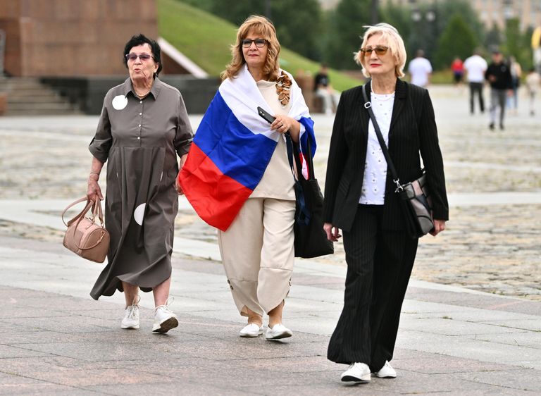 Женщины на праздновании Дня Государственного флага перед Музеем Победы на Поклонной горе в Москве Женщины на праздновании Дня Государственного флага перед Музеем Победы на Поклонной горе в Москве