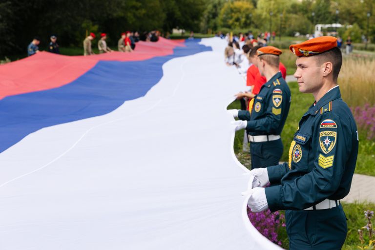 Участники патриотической акции, приуроченной к празднованию Дня Государственного флага России, в Иванове Участники патриотической акции, приуроченной к празднованию Дня Государственного флага России, в Иванове