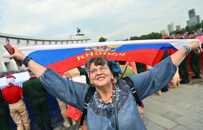 Женщина на праздновании Дня Государственного флага перед Музеем Победы на Поклонной горе в Москве Женщина на праздновании Дня Государственного флага перед Музеем Победы на Поклонной горе в Москве