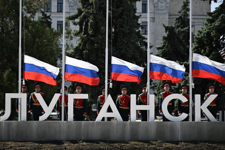 Празднование Дня Государственного флага России на Театральной площади в Луганске. Празднование Дня Государственного флага России на Театральной площади в Луганске.
