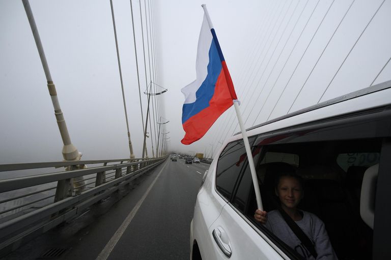 Автопробег, приуроченный к празднованию Дня Государственного флага России, от мемориала Боевая Слава Тихоокеанского флота до Новосильцевской береговой батареи на острове Русский Автопробег, приуроченный к празднованию Дня Государственного флага России, от мемориала Боевая Слава Тихоокеанского флота до Новосильцевской береговой батареи на острове Русский