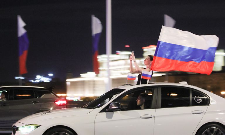 Участники патриотического автопробега по Садовому кольцу в честь Дня Государственного флага России во время пробега на Крымском мосту Участники патриотического автопробега по Садовому кольцу в честь Дня Государственного флага России во время пробега на Крымском мосту