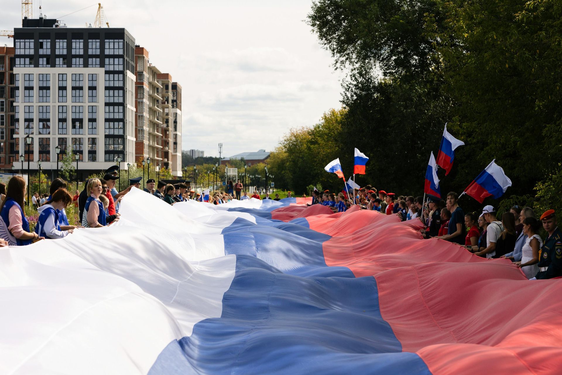 Участники патриотической акции, приуроченной к празднованию Дня Государственного флага России, в Иванове - РИА Новости, 1920, 20.08.2025