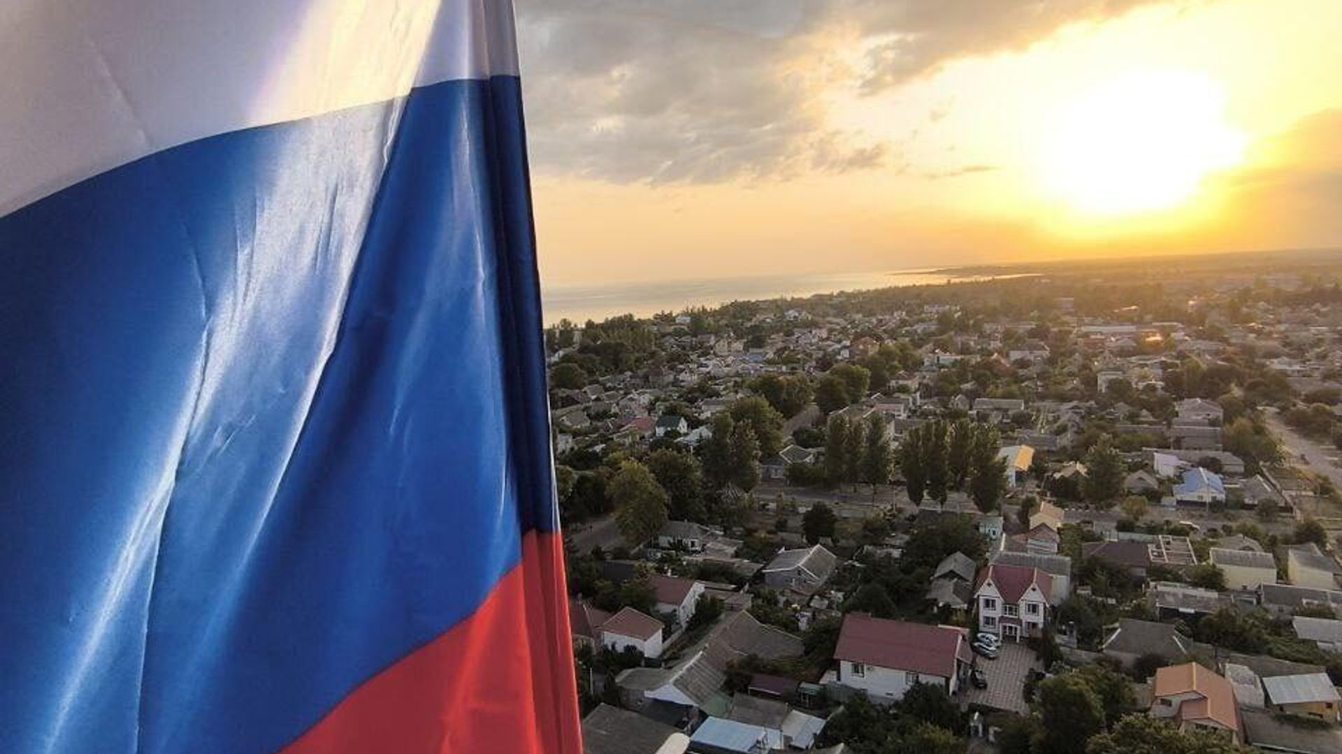 Российский триколор в Херсонской области в День флага РФ Российский триколор в Херсонской области в День флага РФ - РИА Новости, 1920, 19.10.2024