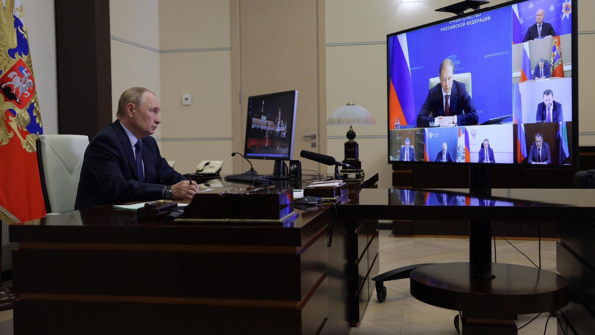 Президент России Владимир Путин в режиме видеоконференции проводит совещание по ситуации в Белгородской, Брянской и Курской областях Президент России Владимир Путин в режиме видеоконференции проводит совещание по ситуации в Белгородской, Брянской и Курской областях - РИА Новости, 1920, 26.08.2024