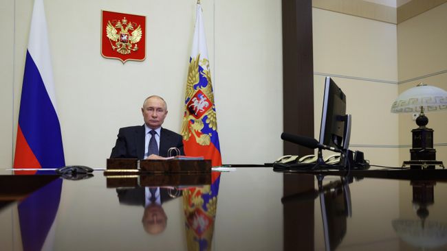 Президент РФ Владимир Путин в режиме видеоконференции проводит совещание с членами правительства РФ