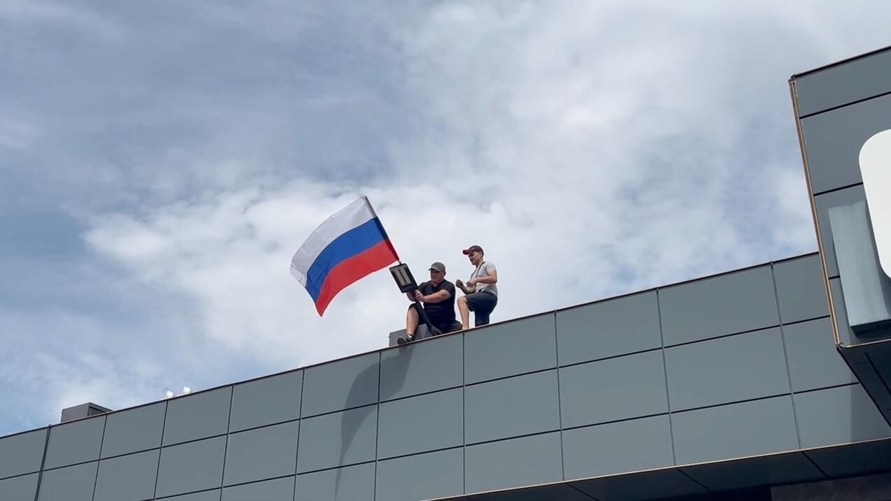 В Новокаховском городском округе обновили флаги на улицах и в административных зданиях в честь Дня российского триколора В Новокаховском городском округе обновили флаги на улицах и в административных зданиях в честь Дня российского триколора - РИА Новости, 1920, 22.08.2024