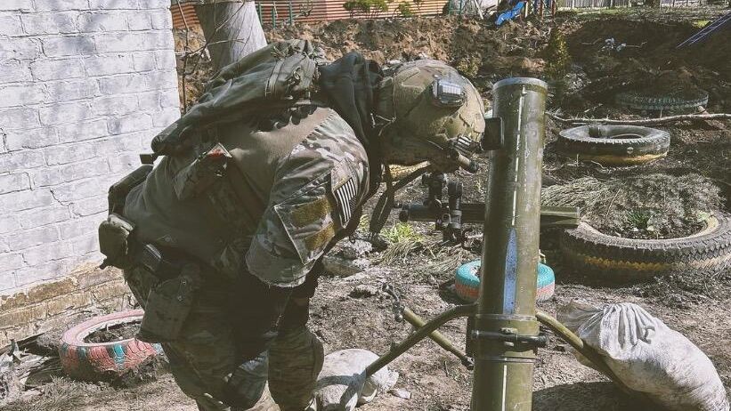 Фотография боевой позиции минометного расчета рядом с жилыми домами и детской площадкой, выложенная на странице в соцсети американской частной военной компании Forward Observation Group Фотография боевой позиции минометного расчета рядом с жилыми домами и детской площадкой, выложенная на странице в соцсети американской частной военной компании Forward Observation Group - РИА Новости, 1920, 23.08.2024