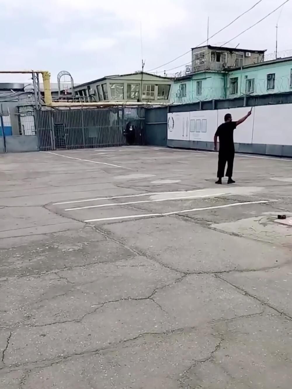 Кадр видео, снятого на территории ИК-19 в Волгоградской области во время захвата заложников Кадр видео, снятого на территории ИК-19 в Волгоградской области во время захвата заложников - РИА Новости, 1920, 23.08.2024