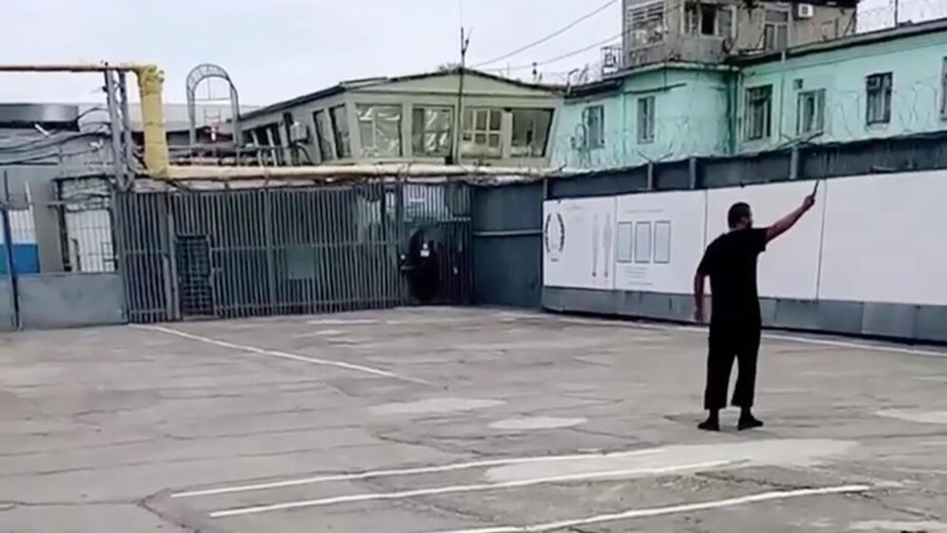 Кадр видео, снятого на территории ИК-19 в Волгоградской области во время захвата заложников Кадр видео, снятого на территории ИК-19 в Волгоградской области во время захвата заложников - РИА Новости, 1920, 23.08.2024