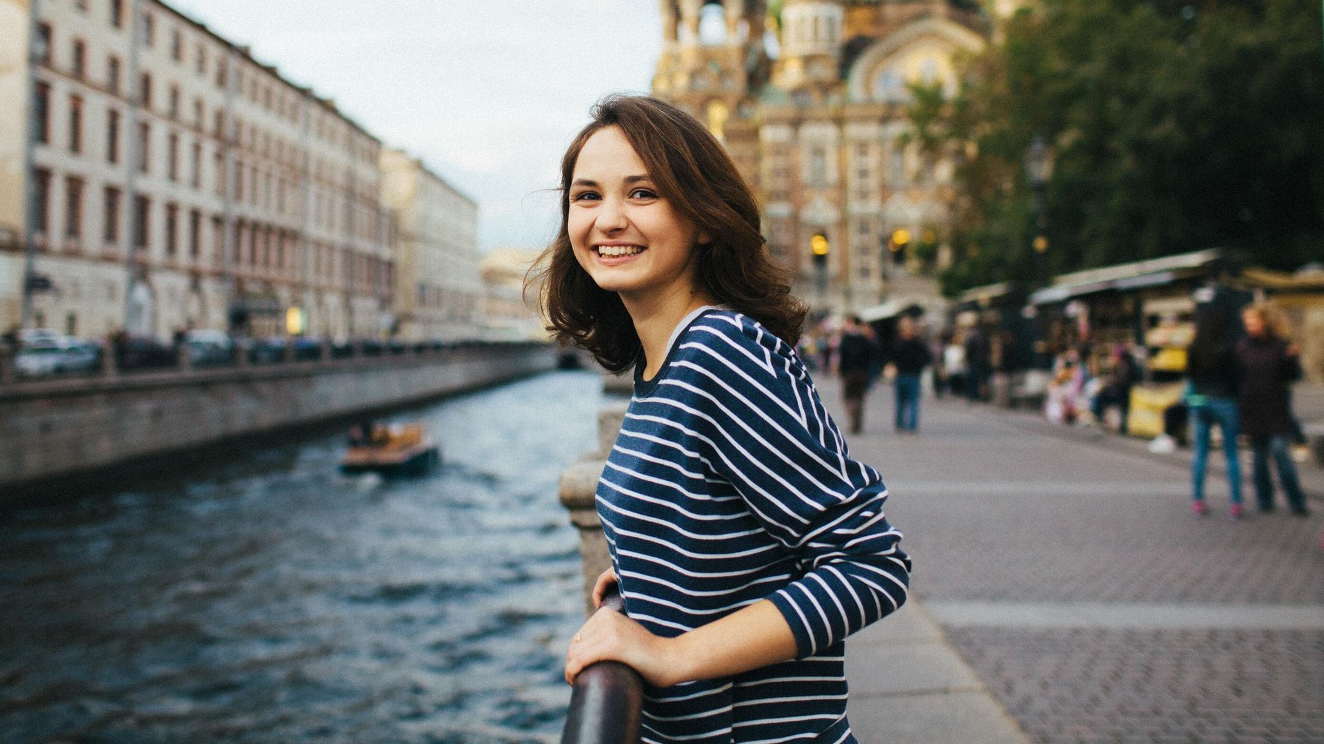 Девушка в Санкт-Петербурге Девушка в Санкт-Петербурге - РИА Новости, 1920, 27.09.2024
