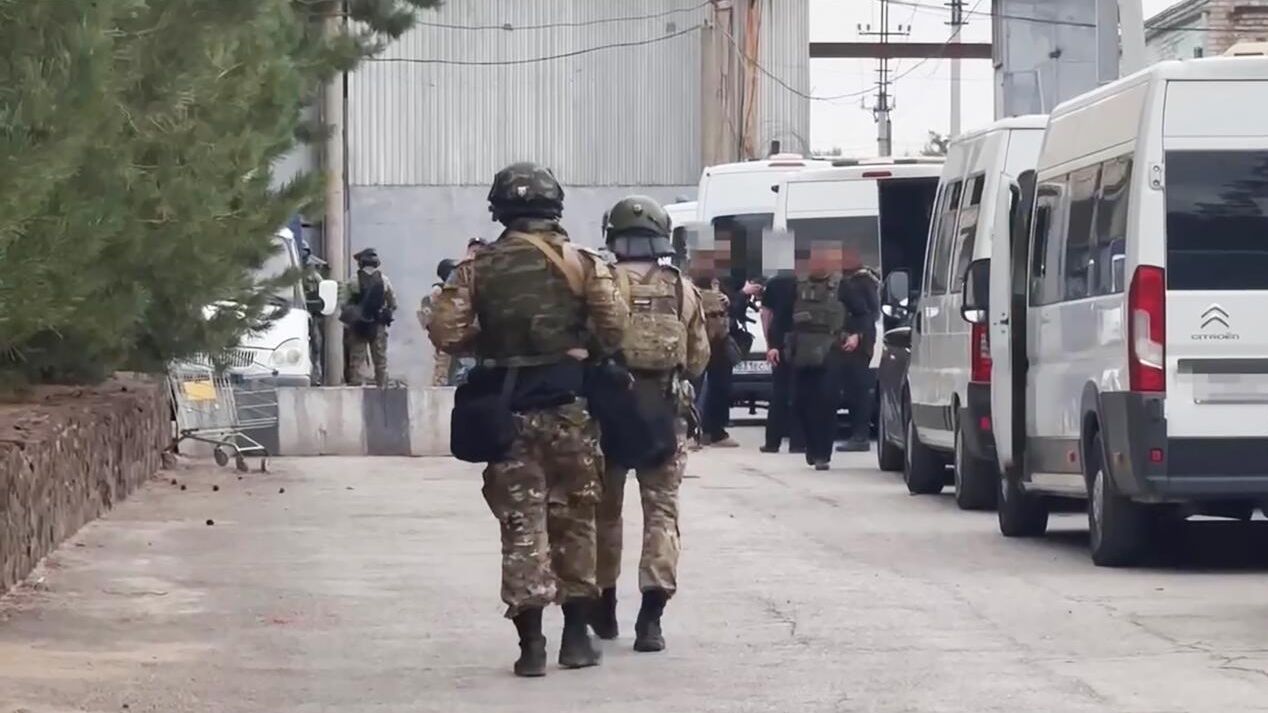 Сотрудники Росгвардии у ИК-19 в Волгоградской области Сотрудники Росгвардии у ИК-19 в Волгоградской области - РИА Новости, 1920, 26.08.2024