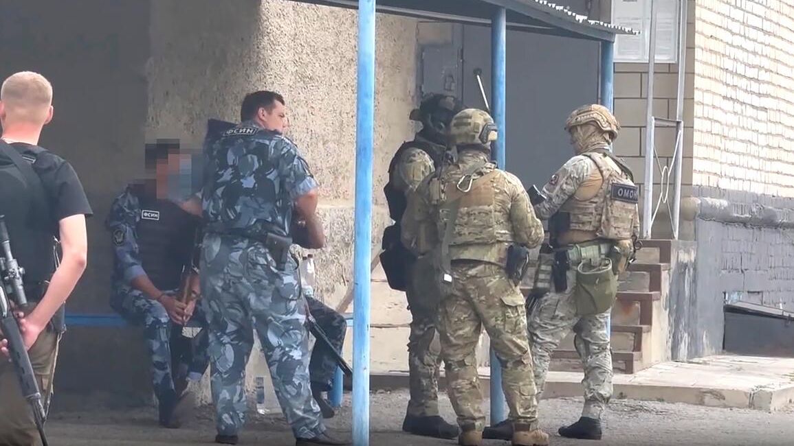 Сотрудники Росгвардии во время операции по освобождению заложников в ИК-19 в Волгоградской области Сотрудники Росгвардии во время операции по освобождению заложников в ИК-19 в Волгоградской области - РИА Новости, 1920, 23.08.2024