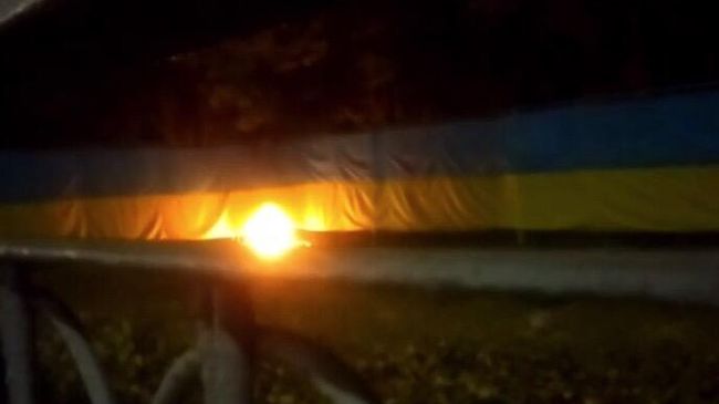 Активисты подожгли 30-метровый флаг Украины в Киеве Активисты подожгли 30-метровый флаг Украины в Киеве