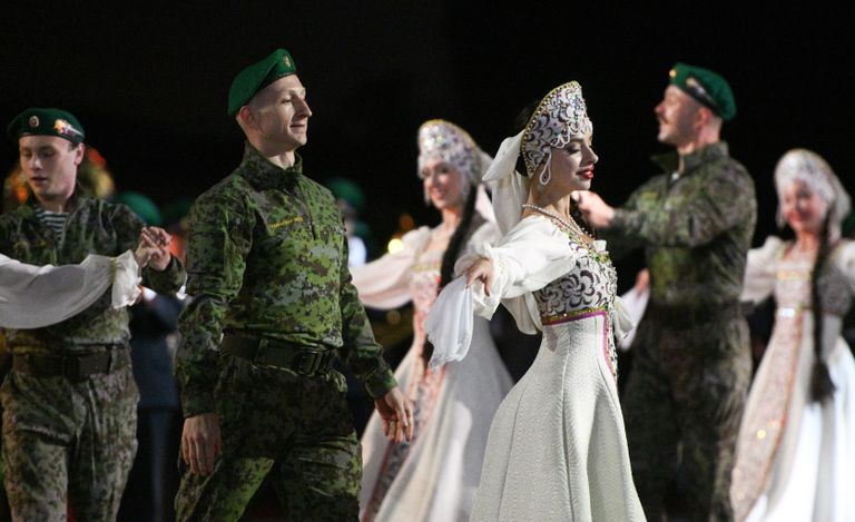Центральный пограничный ансамбль Федеральной службы безопасности РФ выступает на Международном военно-музыкальном фестивале Спасская башня на Красной площади в Москве Центральный пограничный ансамбль Федеральной службы безопасности РФ выступает на Международном военно-музыкальном фестивале Спасская башня на Красной площади в Москве