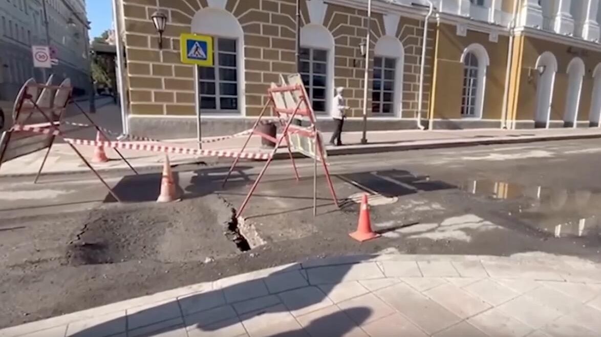 Место провала грунта на Большой Никитской в Москве Место провала грунта на Большой Никитской в Москве - РИА Новости, 1920, 26.08.2024