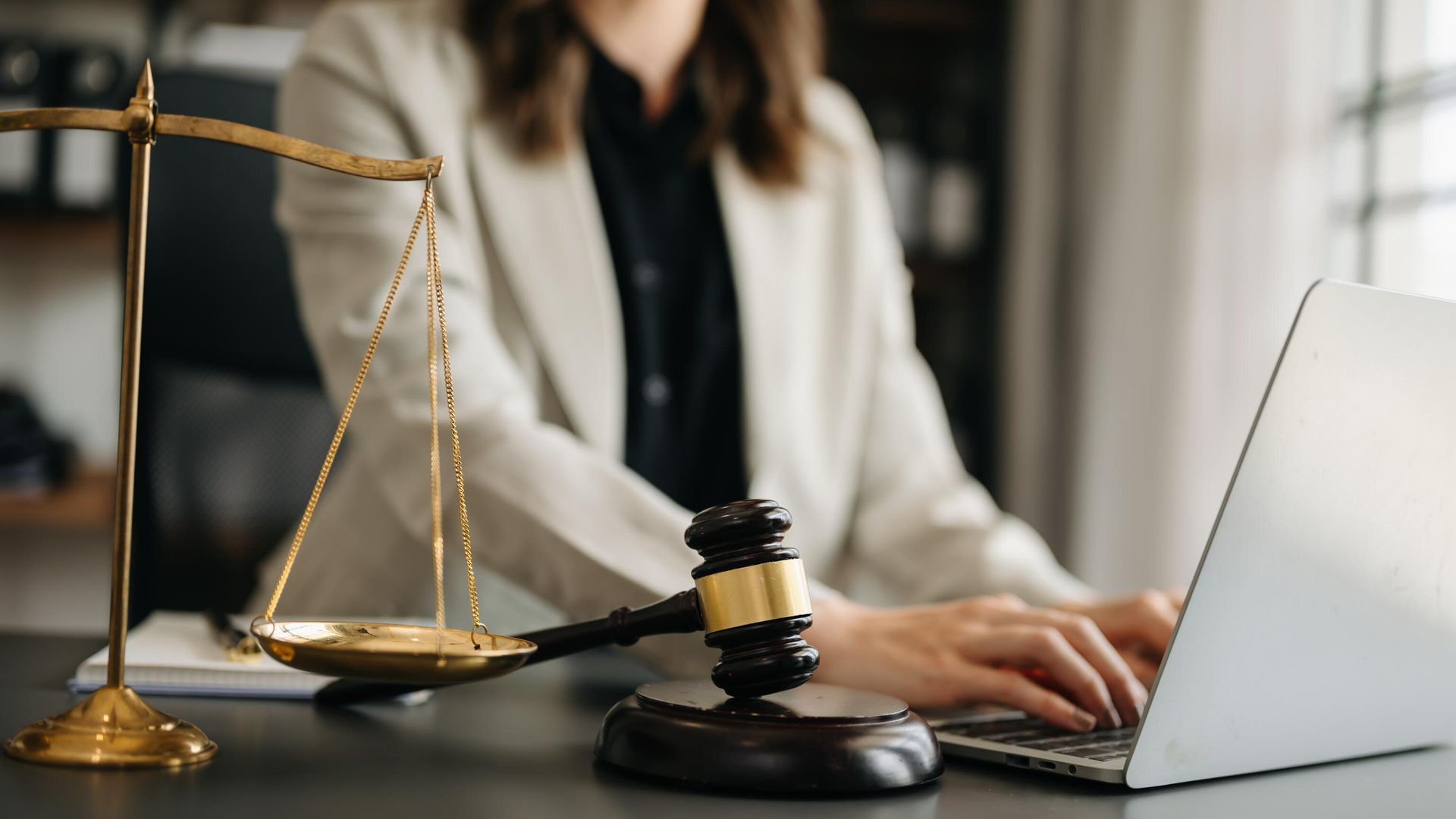 Девушка работает за ноутбуком Девушка работает за ноутбуком - РИА Новости, 1920, 02.09.2025
