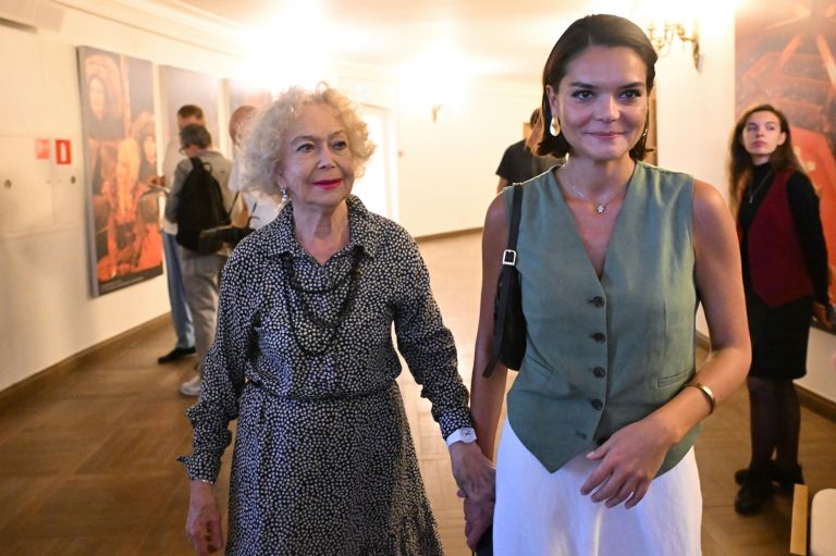 Актрисы Светлана Немоляева и Полина Лазарева во время сбора труппы Московского академического театра имени Владимира Маяковского Актрисы Светлана Немоляева и Полина Лазарева во время сбора труппы Московского академического театра имени Владимира Маяковского