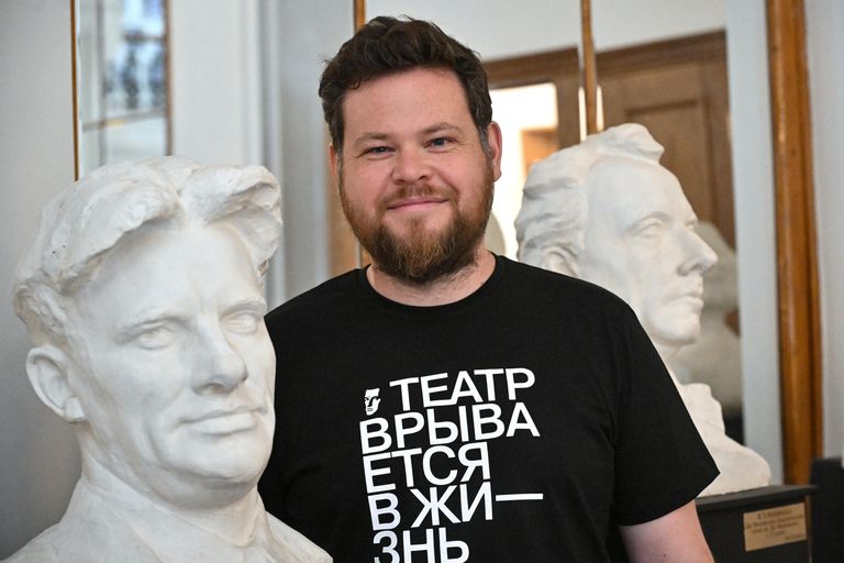 Художественный руководитель театра Егор Перегудов во время сбора труппы Московского академического театра имени Владимира Маяковского Художественный руководитель театра Егор Перегудов во время сбора труппы Московского академического театра имени Владимира Маяковского