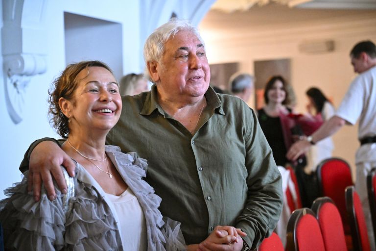 Актриса Татьяна Аугшкап и режиссер Юрий Иоффе во время сбора труппы Московского академического театра имени Владимира Маяковского Актриса Татьяна Аугшкап и режиссер Юрий Иоффе во время сбора труппы Московского академического театра имени Владимира Маяковского