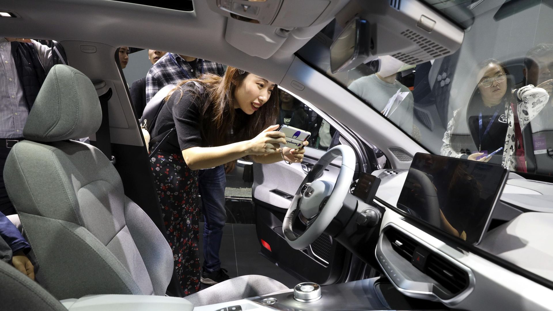 Девушка фотографирует салон нового электромобиля китайского автопроизводителя Девушка фотографирует салон нового электромобиля китайского автопроизводителя - РИА Новости, 1920, 05.03.2025