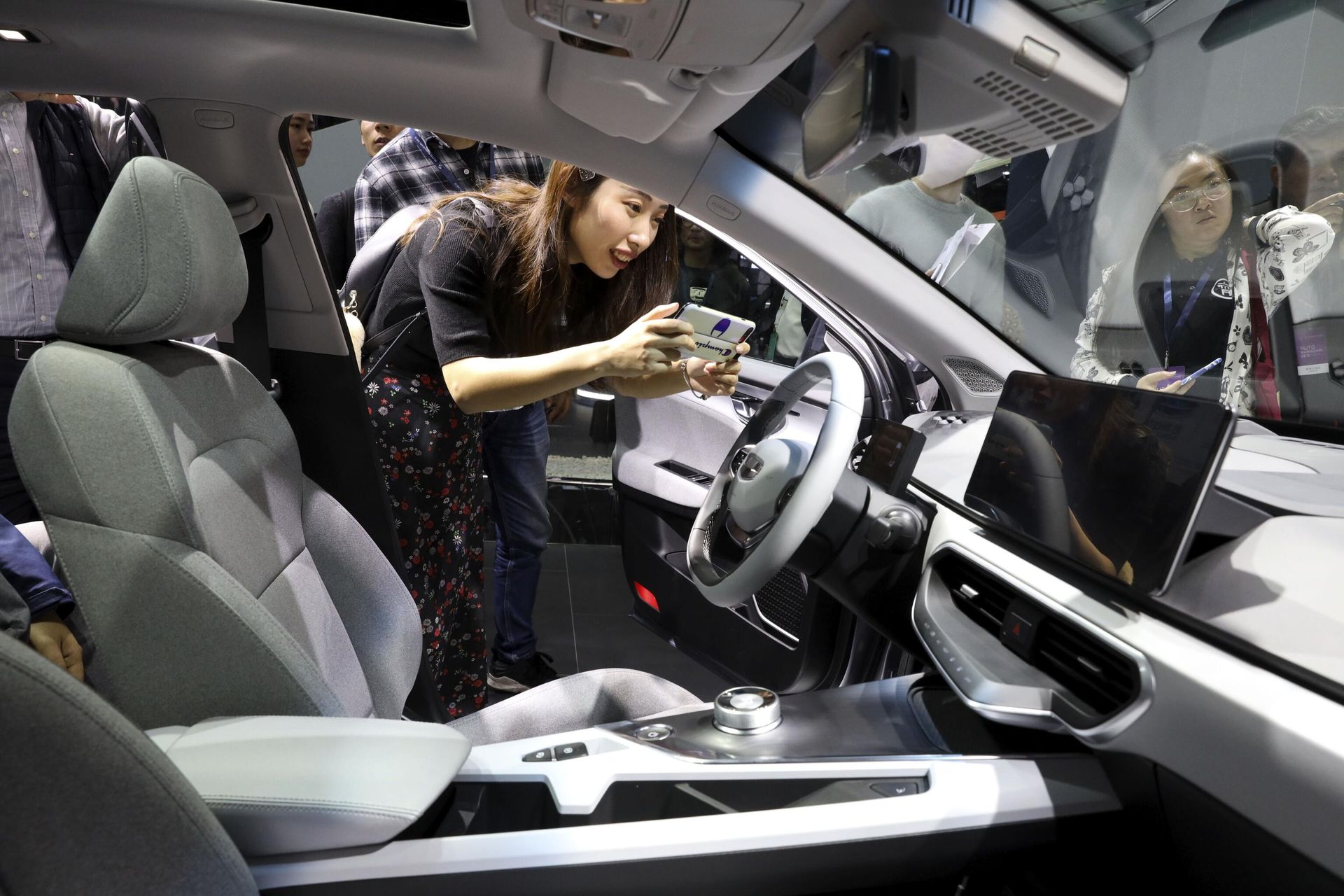 Девушка фотографирует салон нового электромобиля китайского автопроизводителя Geely Auto под брендом Geometry Девушка фотографирует салон нового электромобиля китайского автопроизводителя Geely Auto под брендом Geometry - РИА Новости, 1920, 04.02.2025