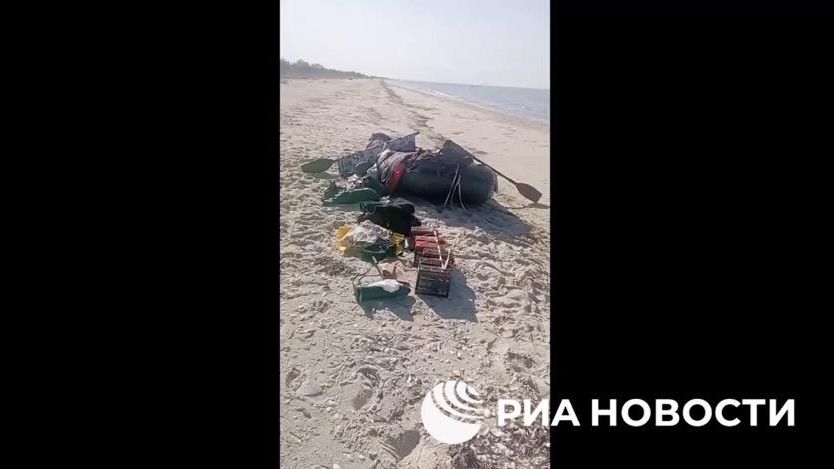 Два одессита переправились через Днепр на лодке и сдались российским десантникам на Кинбурнской косе Два одессита переправились через Днепр на лодке и сдались российским десантникам на Кинбурнской косе - РИА Новости, 1920, 17.04.2025