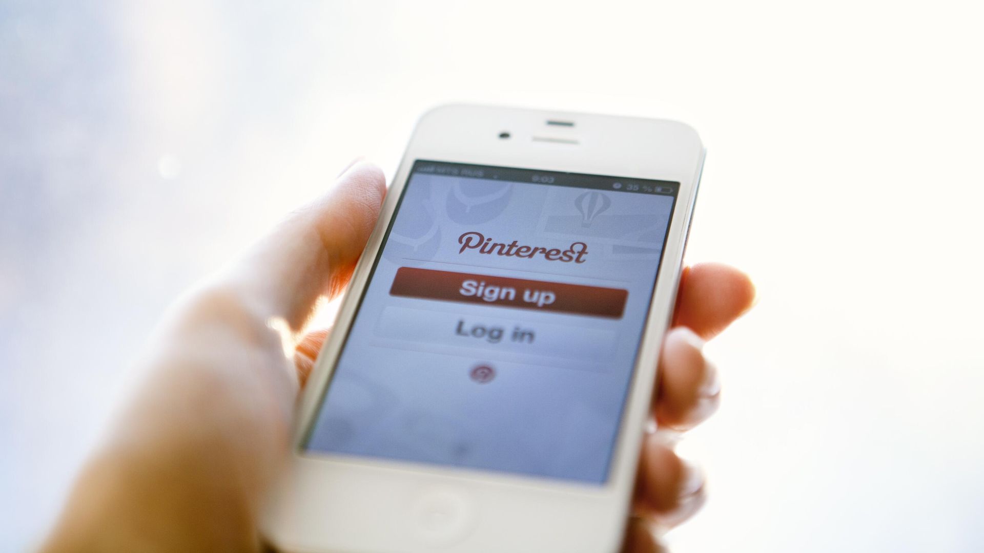 Приложение Pinterest на смартфоне Приложение Pinterest на смартфоне - РИА Новости, 1920, 27.08.2024
