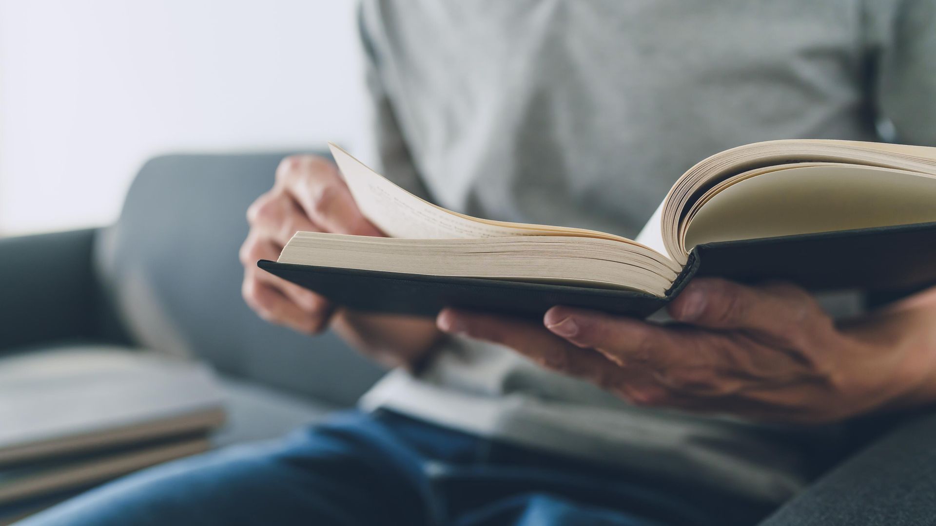 Мужчина читает книгу Мужчина читает книгу - РИА Новости, 1920, 17.11.2025