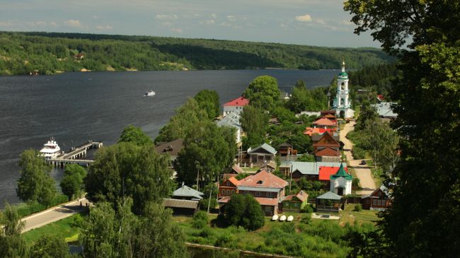 Вид с Соборной горы на реку Волга в Плёсе