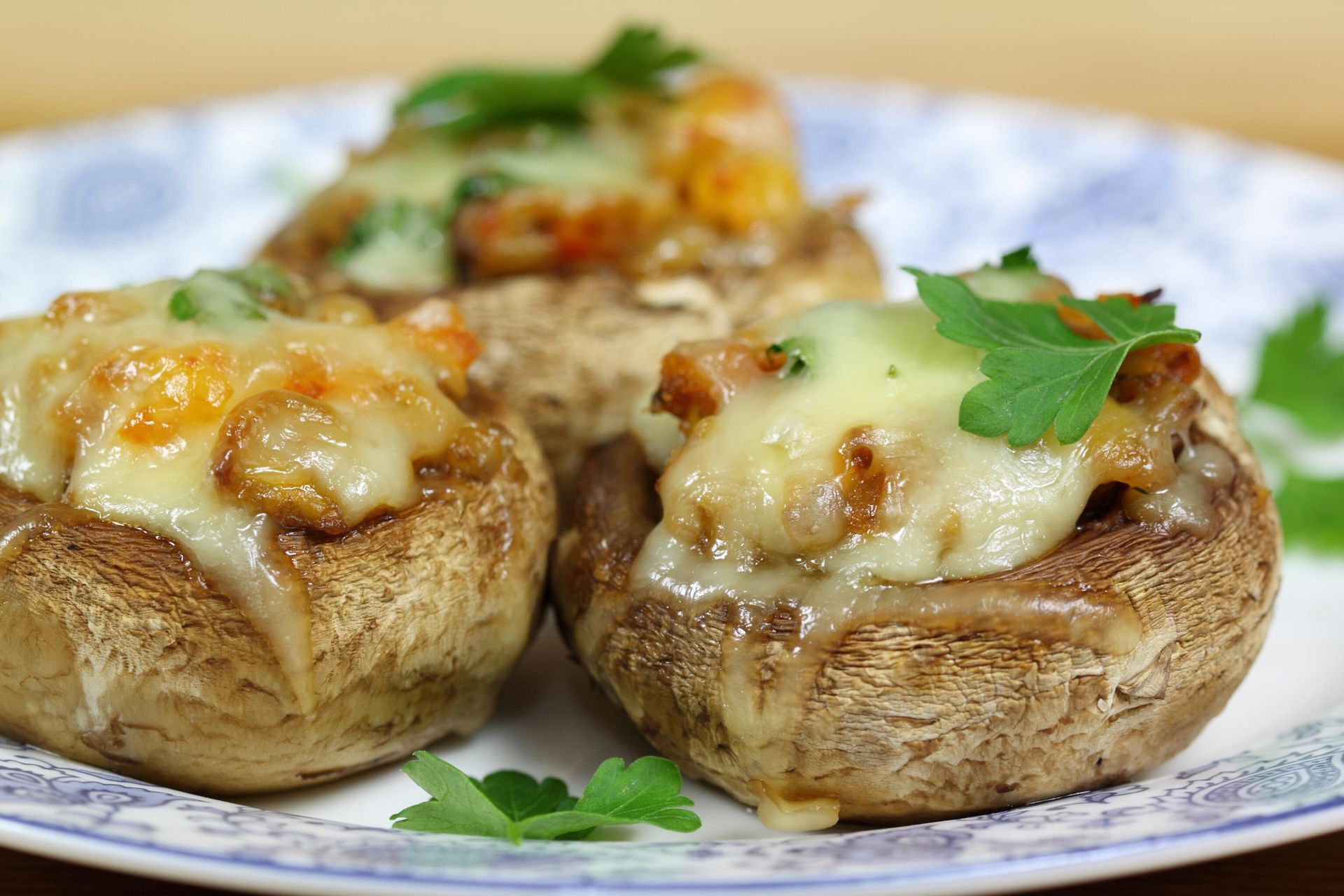 Фаршированные шампиньоны с курицей и сыром Фаршированные шампиньоны с курицей и сыром - РИА Новости, 1920, 28.08.2024