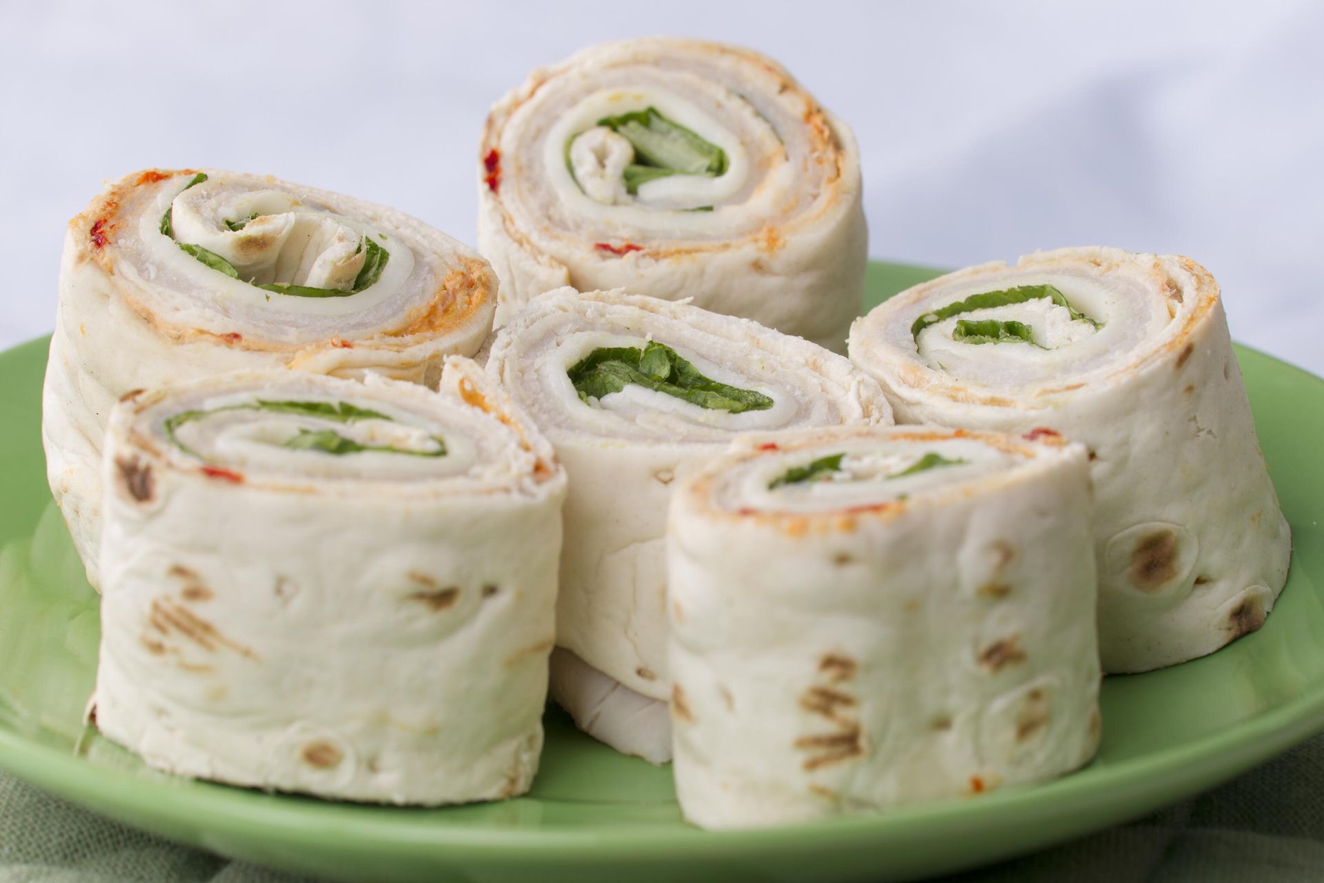 Рулетики из лаваша с курицей и зеленью Рулетики из лаваша с курицей и зеленью - РИА Новости, 1920, 28.08.2024