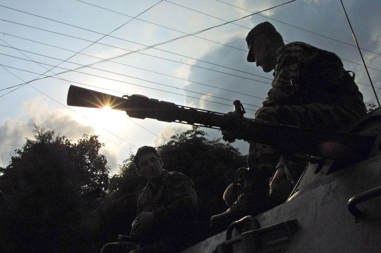 Российские солдаты недалеко от захваченной школы в Беслане, Северная Осетия, 1 сентября 2004 года Российские солдаты недалеко от захваченной школы в Беслане, Северная Осетия, 1 сентября 2004 года