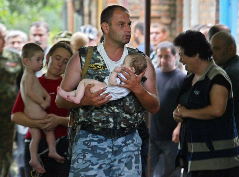 Солдат спецназа несет младенца в Беслане, Северная Осетия, 2 сентября 2004 года Солдат спецназа несет младенца в Беслане, Северная Осетия, 2 сентября 2004 года