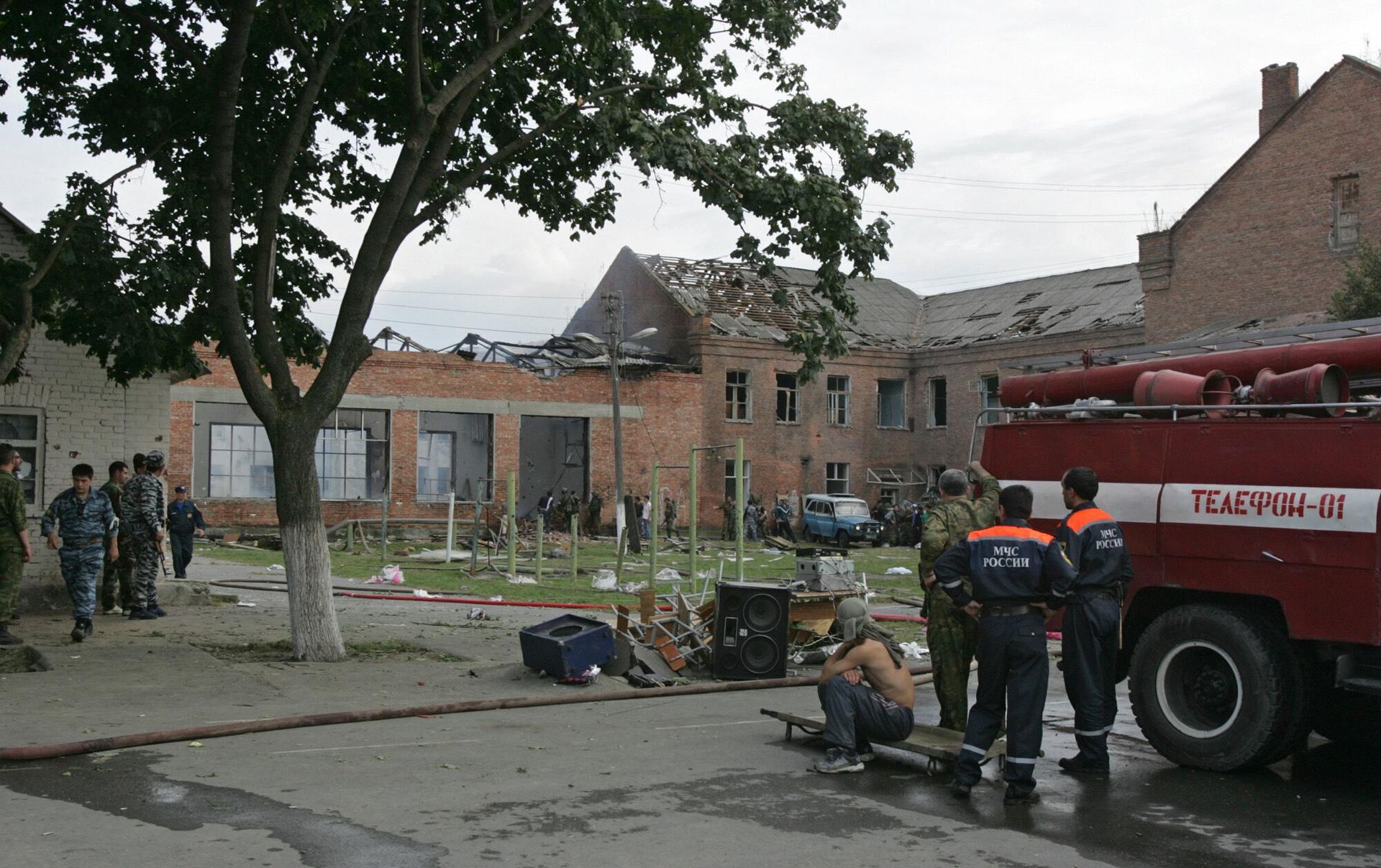 Солдаты, спасатели и полицейские у здания школы, захваченного боевиками в Беслане, Северная Осетия, 3 сентября 2004 года Солдаты, спасатели и полицейские у здания школы, захваченного боевиками в Беслане, Северная Осетия, 3 сентября 2004 года - РИА Новости, 1920, 03.09.2025