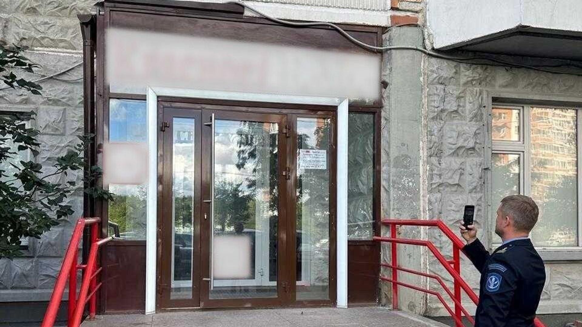 Незаконные пристройки перед входами в нежилые помещения в доме в московском районе Косино-Ухтомское Незаконные пристройки перед входами в нежилые помещения в доме в московском районе Косино-Ухтомское - РИА Новости, 1920, 28.08.2024