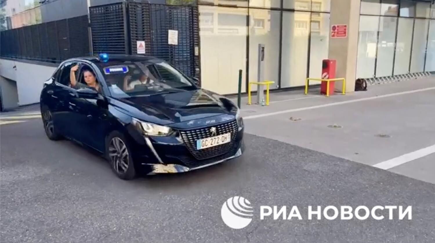 Автомобиль выезжает из здания бюро по борьбе с мошенничеством в пригороде Парижа, где могли содержать Павла Дурова - РИА Новости, 1920, 30.07.2026
