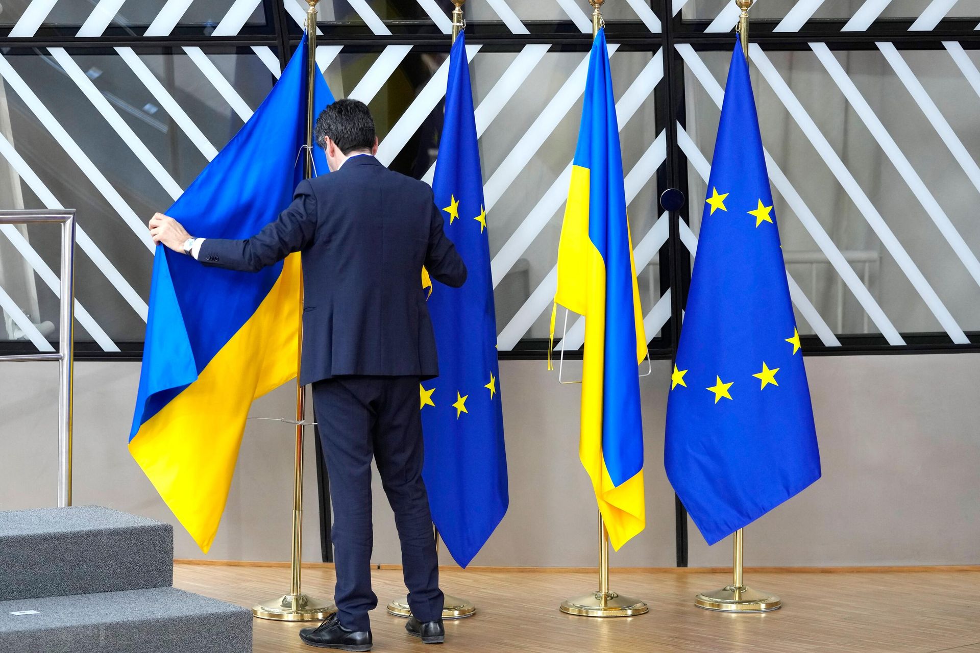 Флаги Украины и ЕС в Брюсселе Флаги Украины и ЕС в Брюсселе - РИА Новости, 1920, 12.12.2025