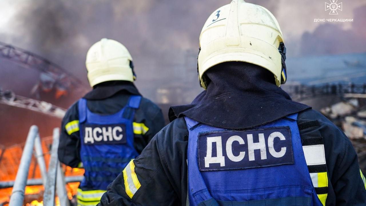 Украинские пожарные на месте пожара на территории предприятия в Черкассах Украинские пожарные на месте пожара на территории предприятия в Черкассах - РИА Новости, 1920, 12.10.2024