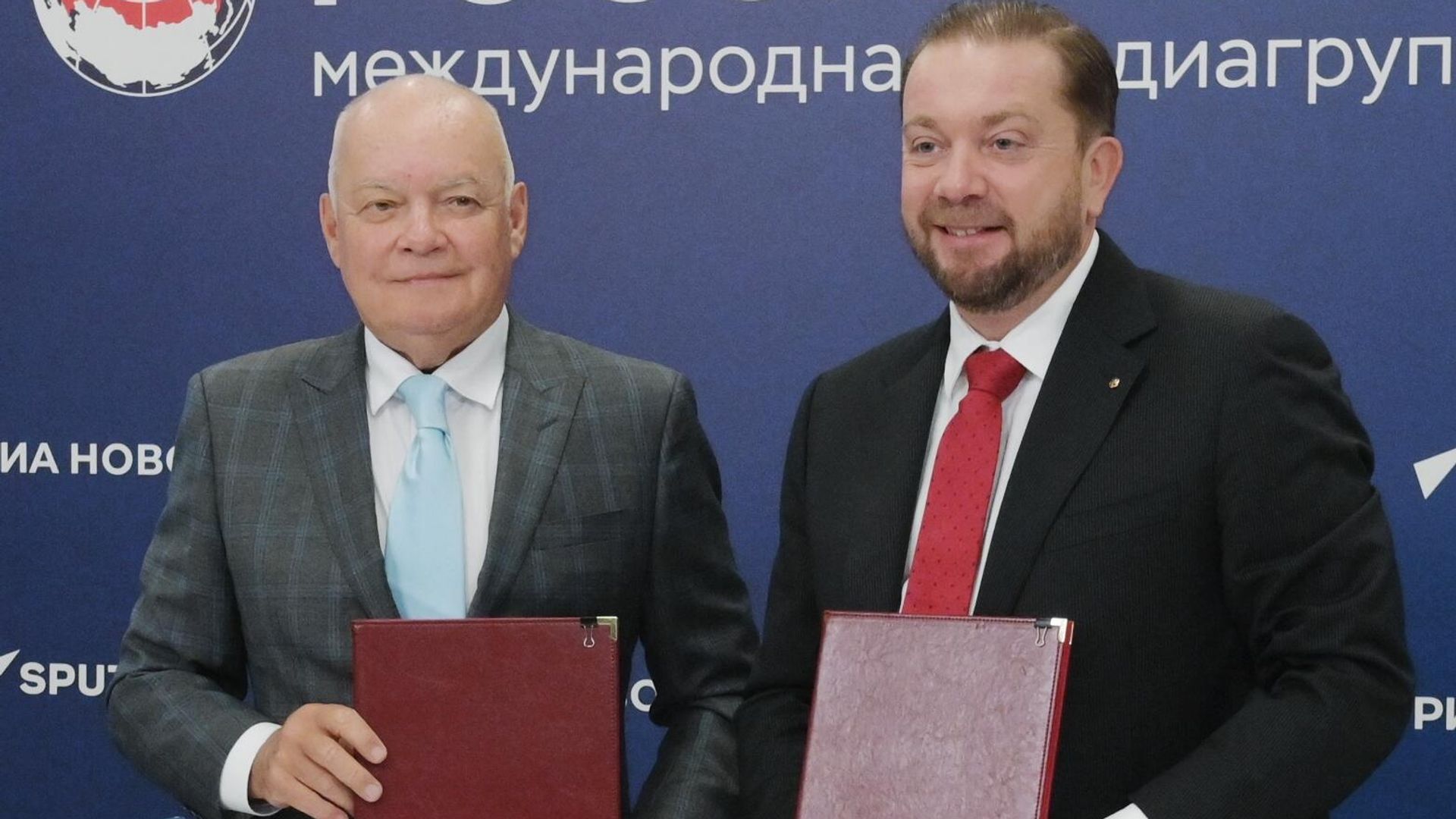 Генеральный директор медиагруппы Россия сегодня Дмитрий Киселев и председатель правления, директор Фонда Росконгресс Александр Стуглев Генеральный директор медиагруппы Россия сегодня Дмитрий Киселев и председатель правления, директор Фонда Росконгресс Александр Стуглев - РИА Новости, 1920, 29.08.2024