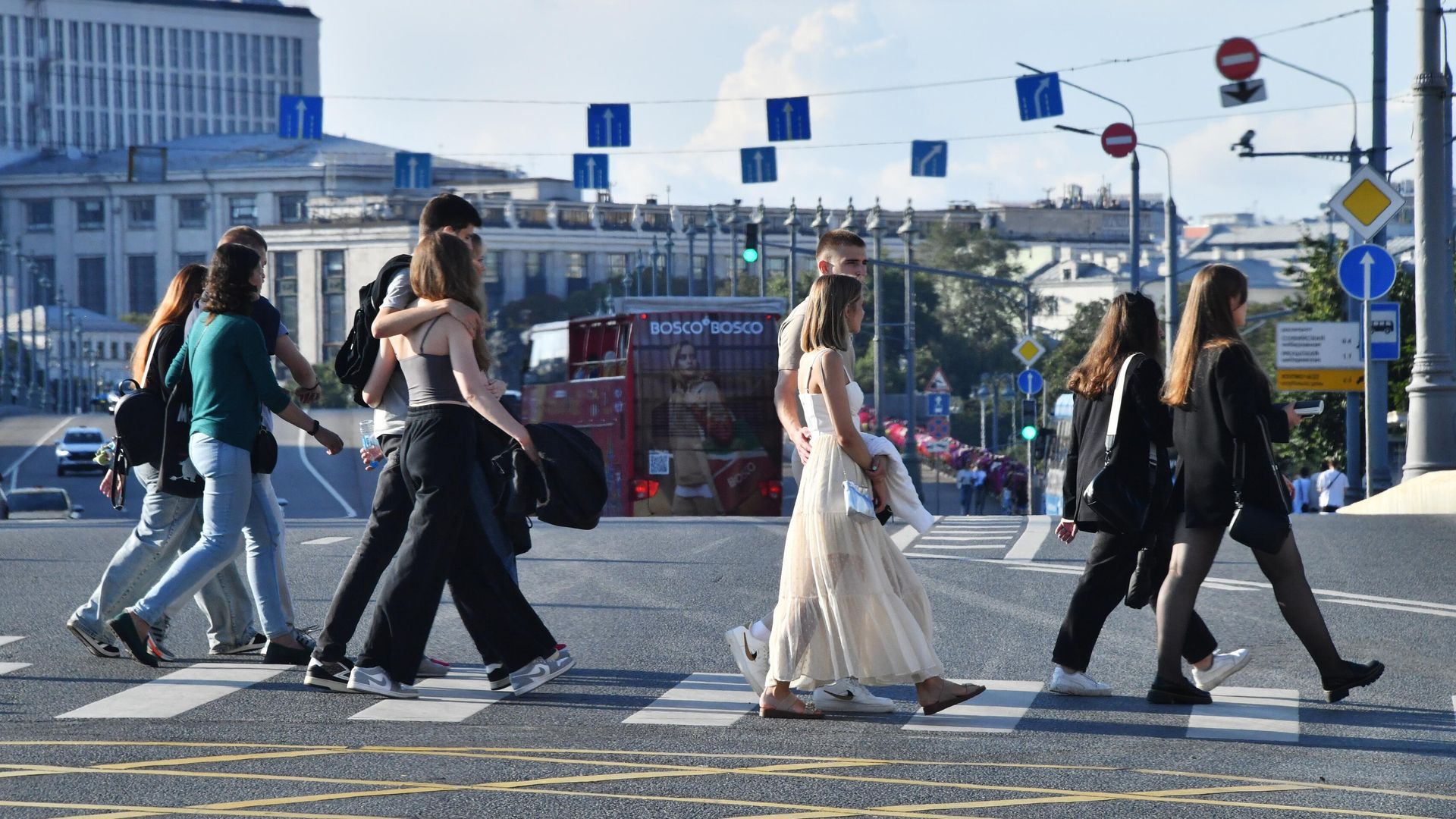 Люди переходят пешеходный переход в Москве Люди переходят пешеходный переход в Москве - РИА Новости, 1920, 10.05.2026