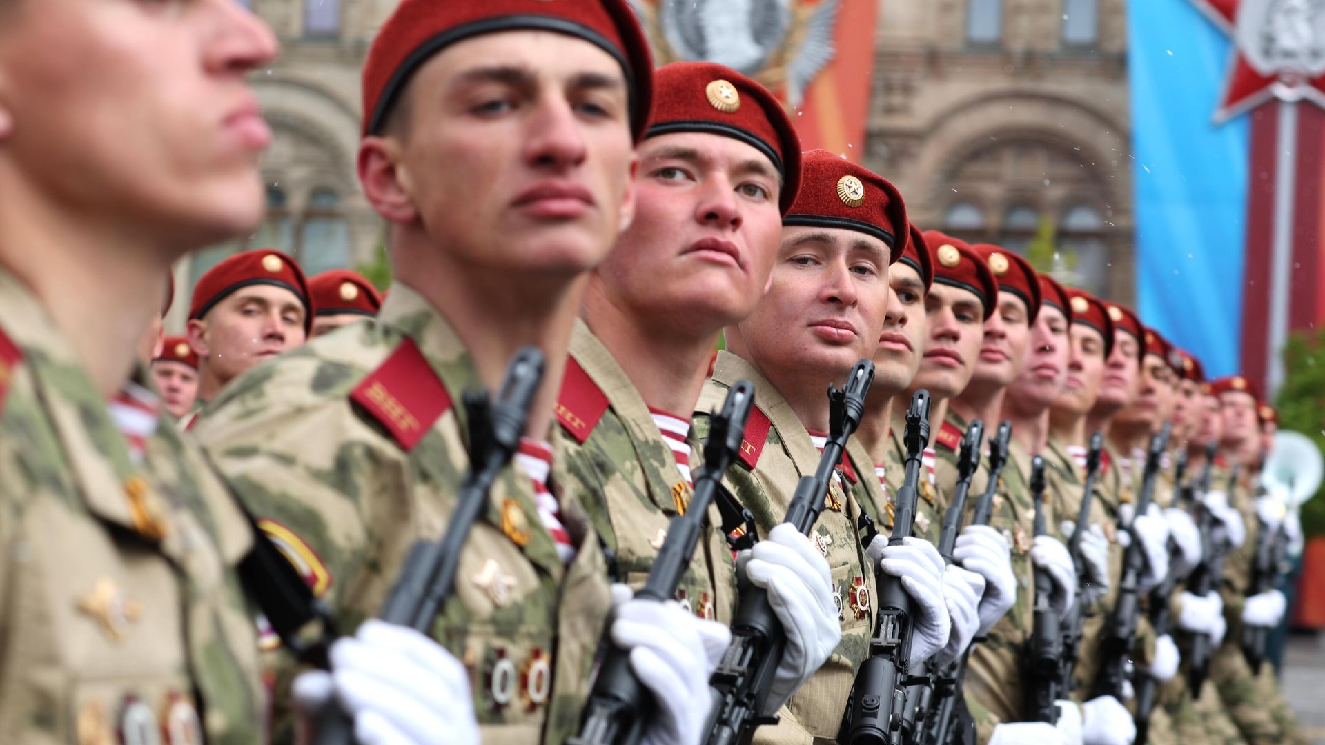 Парадный расчет военнослужащих национальной гвардии Российской Федерации (ВНГ России) на военном параде на Красной площади в честь 79-летия Победы в Великой Отечественной войне Парадный расчет военнослужащих национальной гвардии Российской Федерации (ВНГ России) на военном параде на Красной площади в честь 79-летия Победы в Великой Отечественной войне - РИА Новости, 1920, 01.09.2026