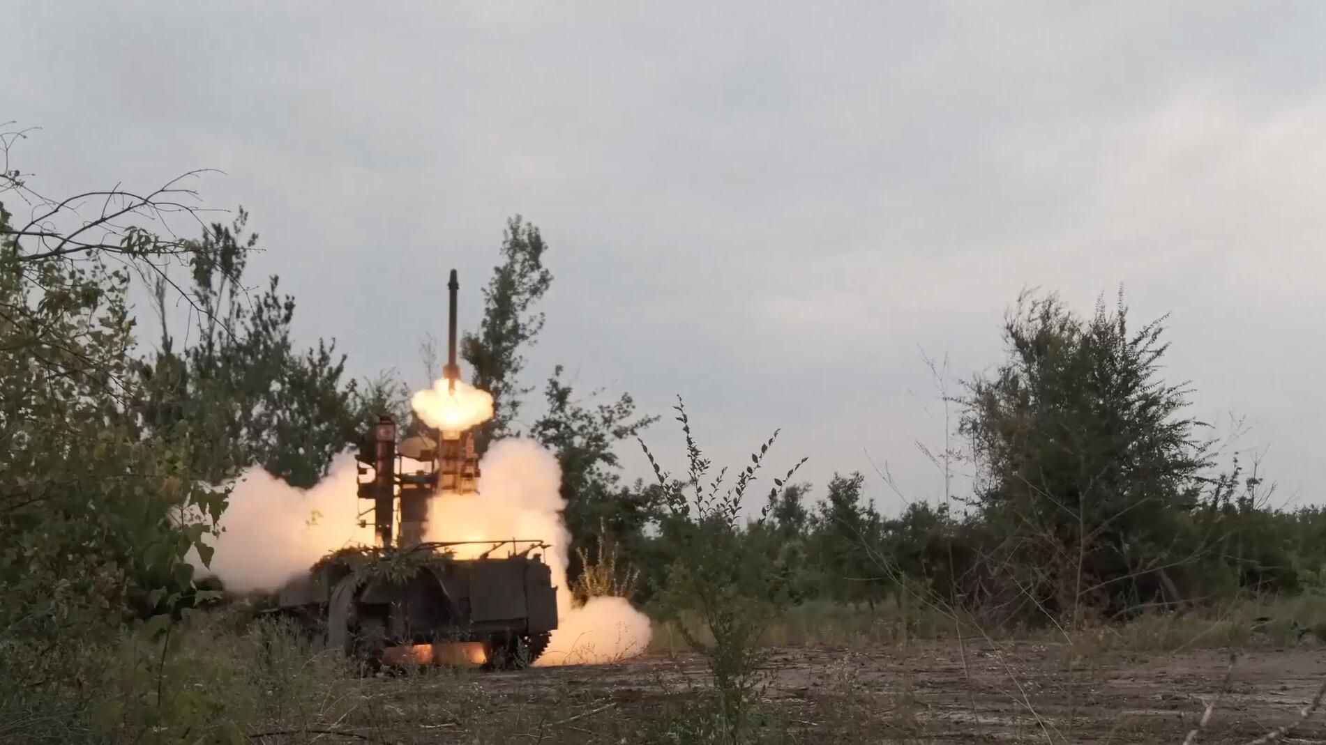 Расчет зенитного ракетного комплекса Стрела-10 Расчет зенитного ракетного комплекса Стрела-10 - РИА Новости, 1920, 18.09.2024